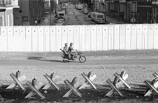 DDR-Grenzsoldaten auf Patrouille an der Mauern