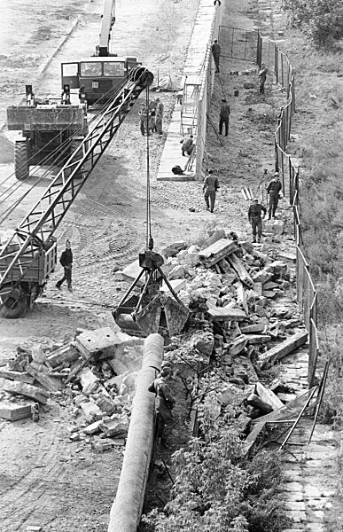 Arbeiten an der Berliner Mauer im Bezirk Wedding