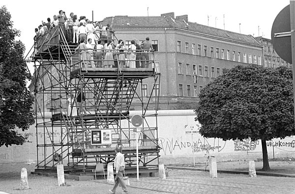 Aussichtsturm an der Berliner Mauer