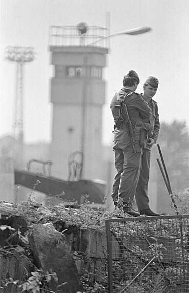Grenzsoldaten bei Bauarbeiten an der Berliner Mauer