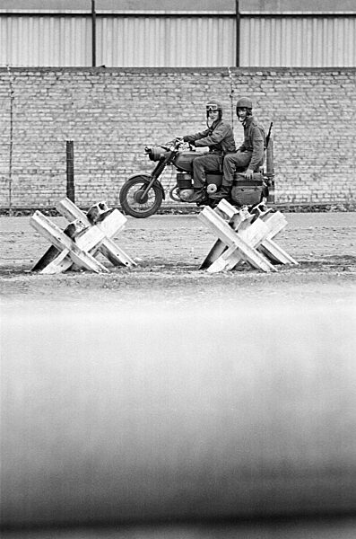 Grenztruppen-Patrouille an der Berliner Mauer