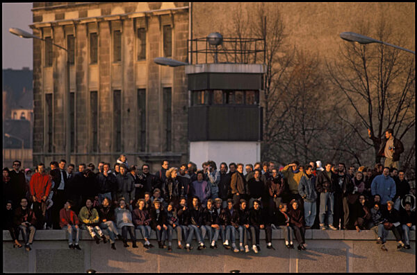 Menschen auf der Berliner Mauer