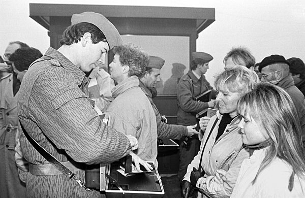 MAUEROEFFNUNG BERLIN