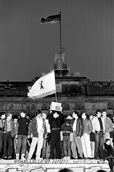 MAUEROEFFNUNG BERLIN