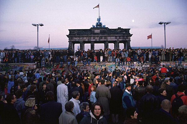 MAUEROEFFNUNG BERLIN