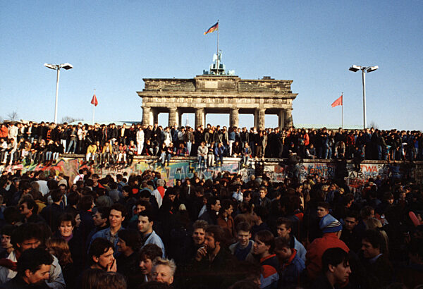Bewohner aus beiden Teilen Berlins am 10. November 1989 an der Mauer am Brandenburger Tor