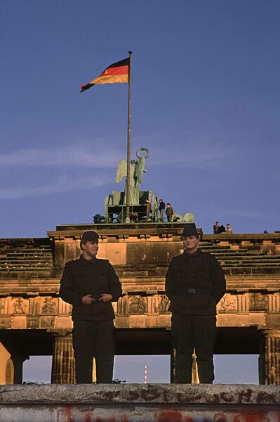 MAUEROEFFNUNG BERLIN 1989