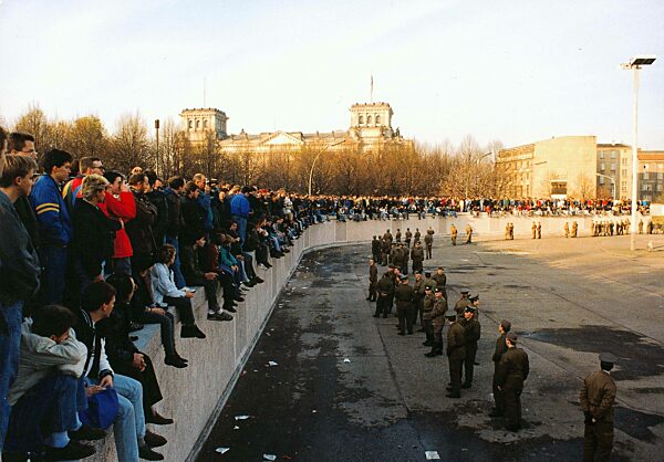 Mauerfall 1989: Volkspolizisten riegeln die Ostseite der Berliner Mauer am Brandenburger Tor ab