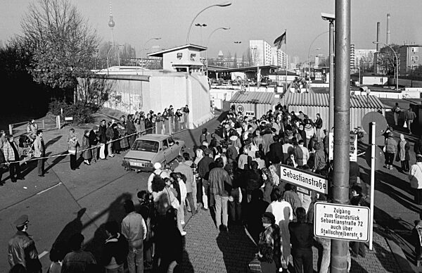 MAUEROEFFNUNG BERLIN NOVEMBER 1989