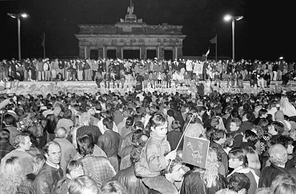 MAUEROEFFNUNG BERLIN