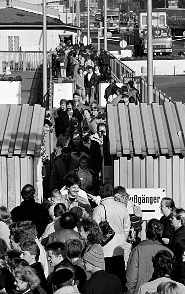 MAUEROEFFNUNG BERLIN NOVEMBER 1989