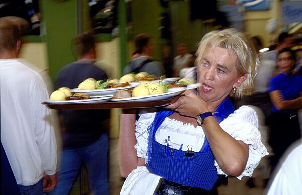 Kellnerin im Löwenbräuzelt im Bierzelt auf dem Oktoberfest in München 1999
