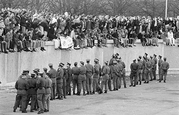 MAUEROEFFNUNG BERLIN