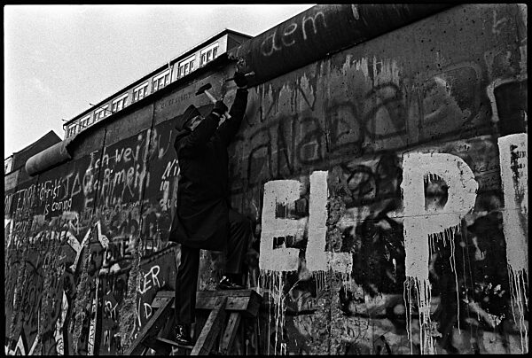 Amerikanischer Offizier der Berlin Brigade schlägt Stücke aus der Mauer