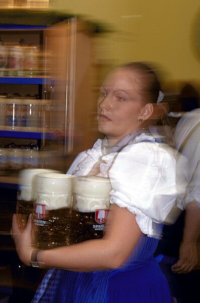 Kellnerin auf dem Oktoberfest, 1999