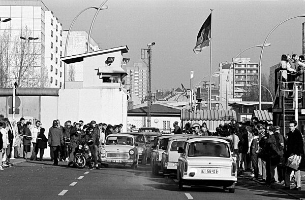MAUEROEFFNUNG BERLIN NOVEMBER 1989