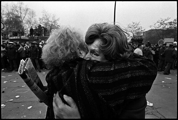 Umarmung zur Maueröffnung, 1989