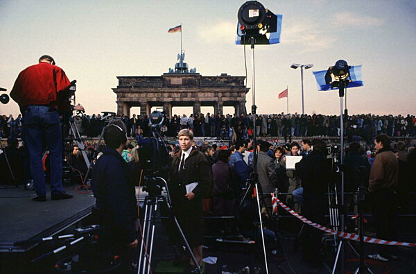 MAUEROEFFNUNG BERLIN