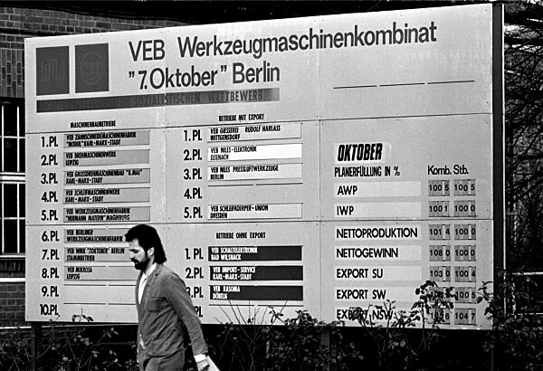 Presentation board 'Socialist Competition' in the Berlin VEB Werkzeugmaschinenkombinat "7.Oktober"