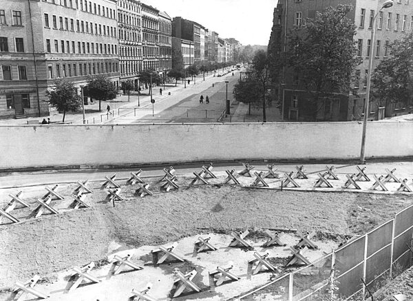 Berliner Mauer mit Todesstreifen