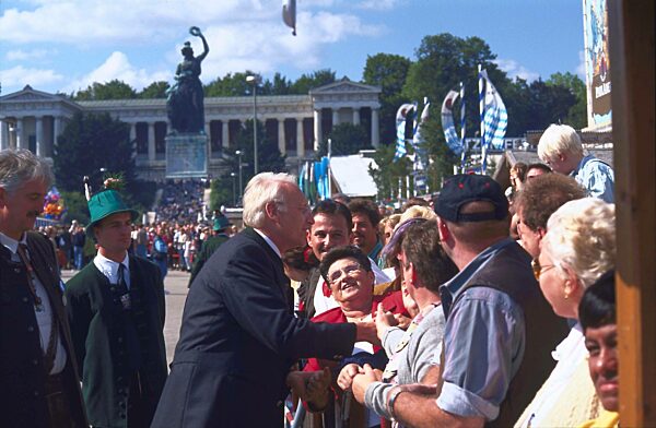 Edmund Stoiber spricht zum Publikum bei der Eröffnung des Oktoberfestes in München, 1999