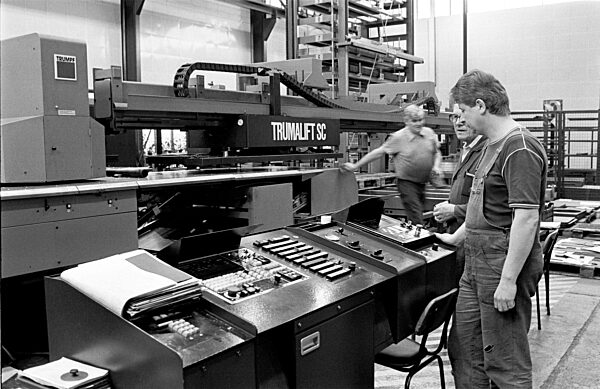 Scene in the Berlin VEB Werkzeugmaschinenkombinat '7. October '89