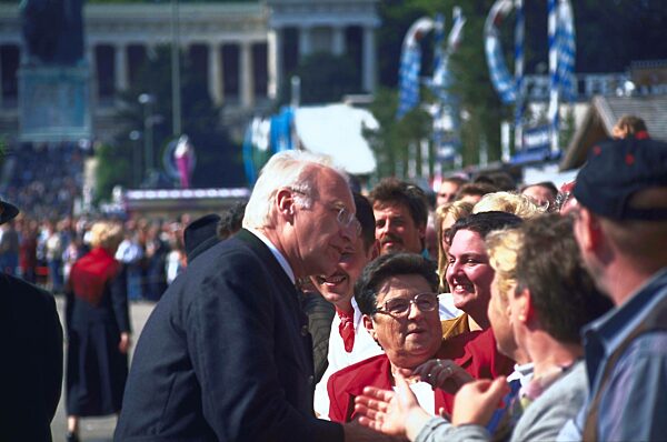 Edmund Stoiber spricht zum Publikum bei der Eröffnung des Oktoberfestes in München, 1999