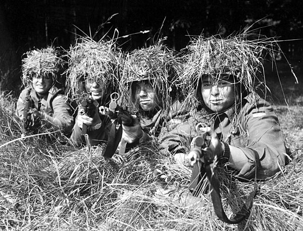 Women in the Bundeswehr during a maneuver, 1989