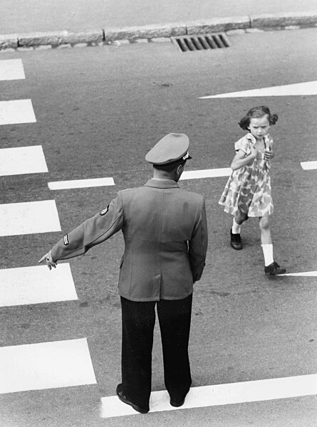 Polizist weist ein Mädchen zurecht, 1950