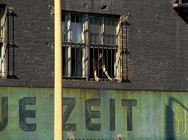 Druckerei der DDR-Zeitung 'Neue Zeit' an der Mauer in Berlin