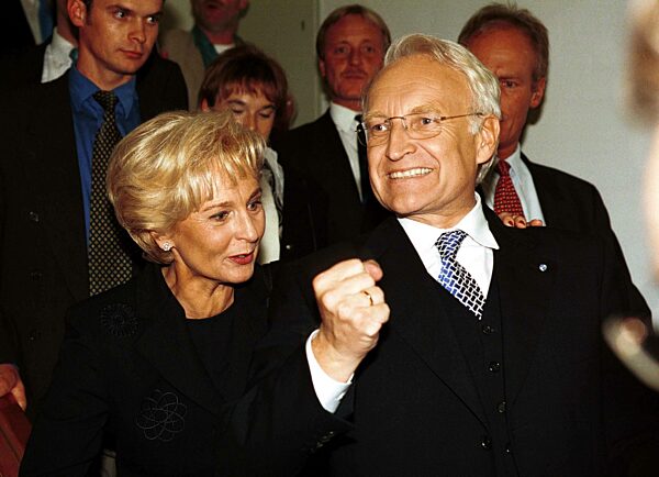Karin und Edmund Stoiber nach Bekanntgabe der Wahlergebnisse der Landtagswahlen, 1998