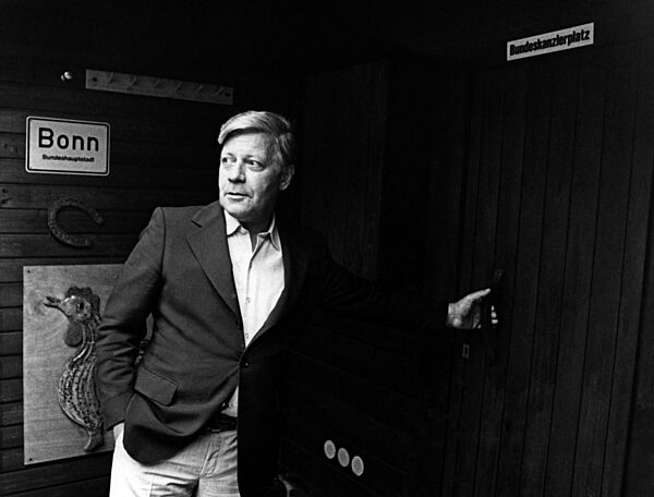 Helmut Schmidt in front of the sauna, 1980