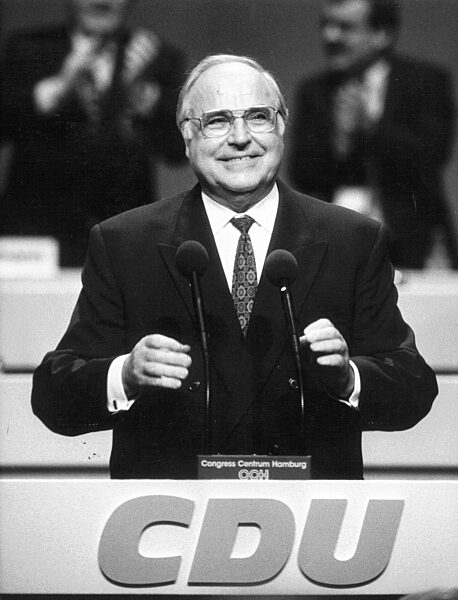 Helmut Kohl at the CDU party conference in Hamburg, 1990
