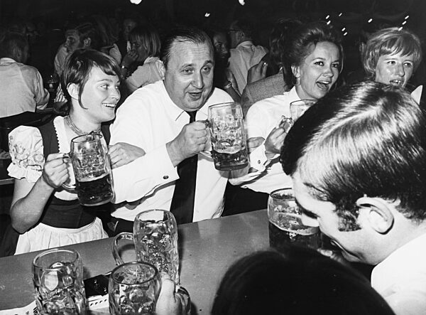 Ilona Grübel, Hans-Dietrich Genscher und Liselotte Pulver auf dem Oktoberfest, 1971