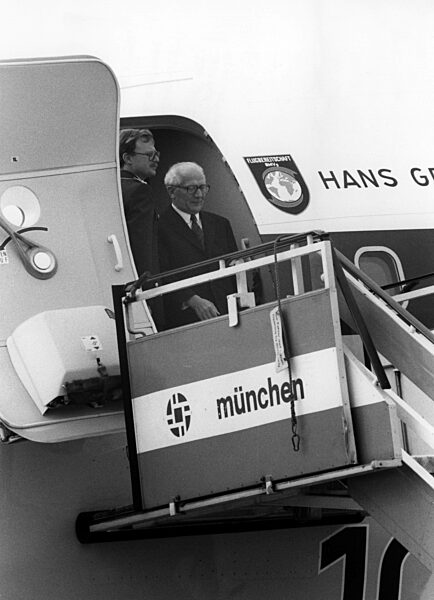 Erich Honecker bei seiner Ankunft in München, 1987
