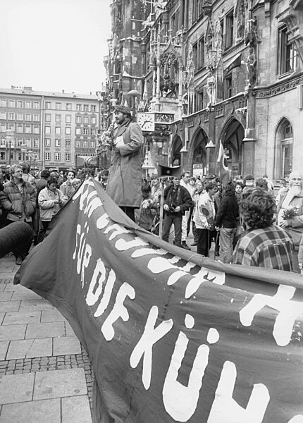 Hartmut Baeumer speaks on the Marienplatz in Munich, 1986