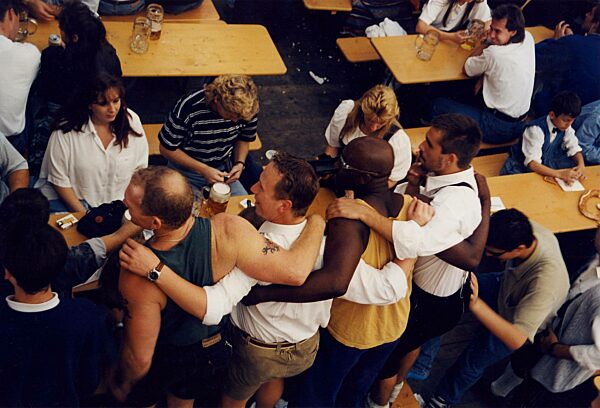 Ausgelassenheit im Bierzelt, undatiert