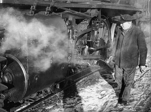 Inspection of a steam locomotive, 1950