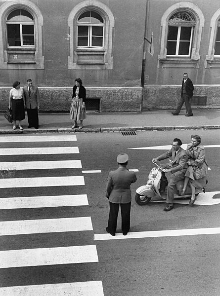 Polizist regelt den Verkehr, 1950
