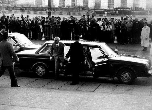 Erich Honecker mit Staatskarrosse