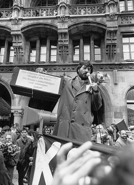 Hartmut Baeumer speaks on the Marienplatz in Munich, 1986