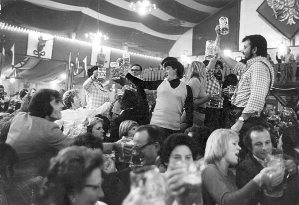 Menschen feiern auf dem Oktoberfest in München, 1978