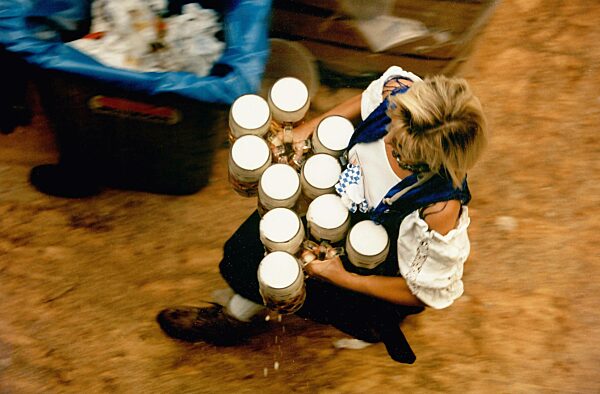Bedienung mit Bierkrügen, 1998