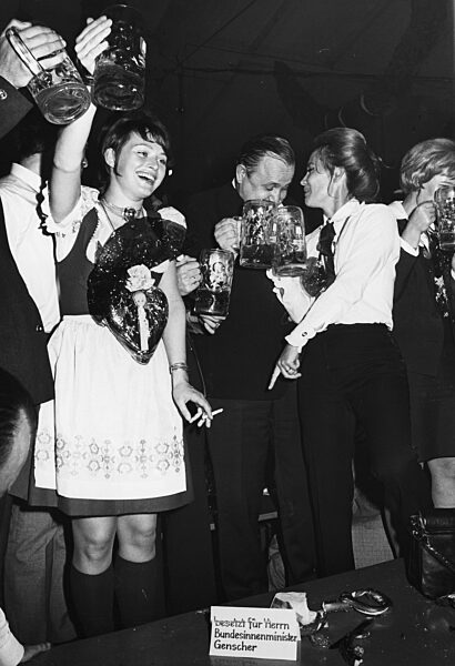 Ilona Grübel, Hans-Dietrich Genscher und Liselotte Pulver auf dem Oktoberfest, 1971