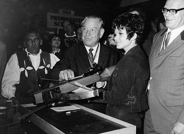 Alfons Goppel mit Uschi Glas, 1969