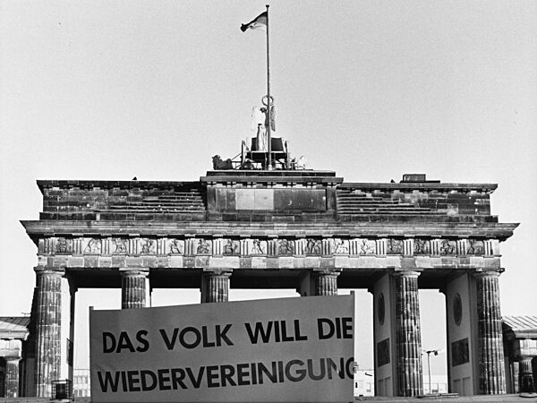 Forderung nach Wiedervereinigung vor dem Brandenburger Tor in Berlin, 1989
