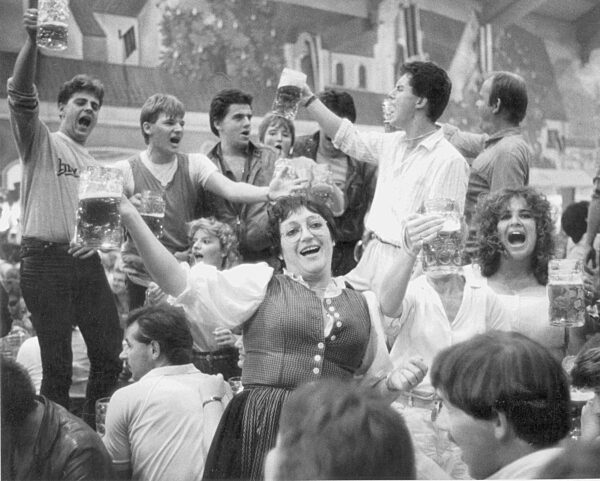 Menschen im Bierzelt auf dem Oktoberfest, 1986
