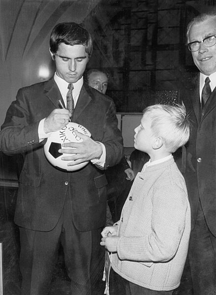 Gerd Müller gibt Autogramme, 1969