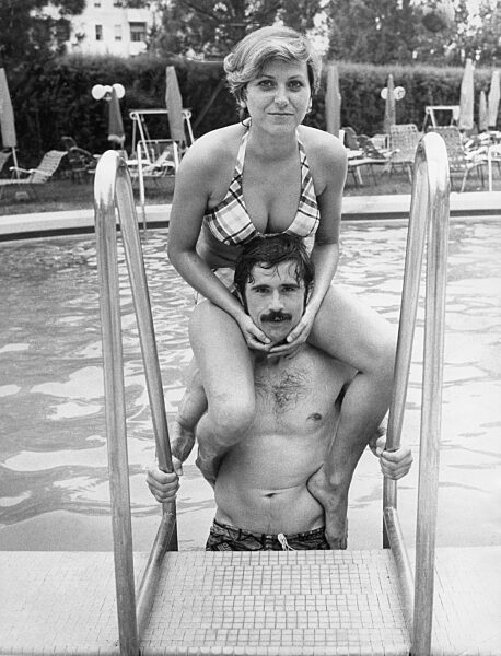 Gerd Müller und seine Frau Uschi am Pool, 1974