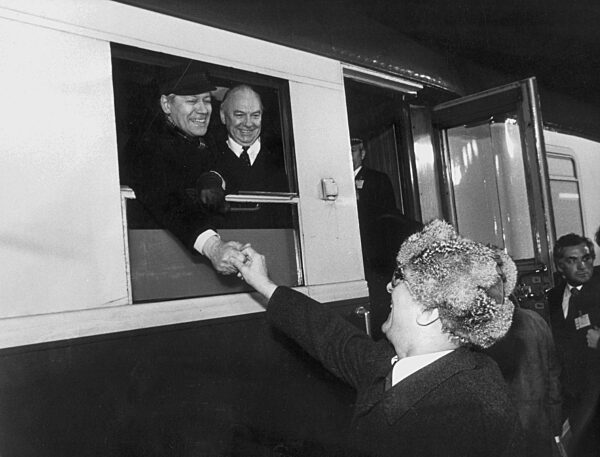 Erich Honecker verabschiedet Helmut Schmidt, 1981